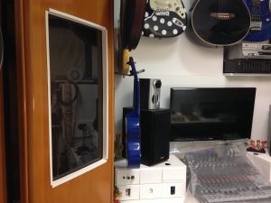 Armário de roupas usado como cabine de gravação - estúdio